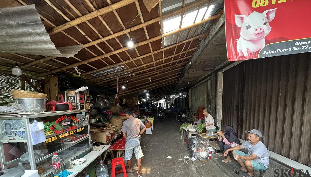 Aktivitas eks pedagang Pasar Blok A Fatmawati, Jakarta Selatan, yang berjualan di gang permukiman warga pada Minggu, 14 September 2025. (Sumber: POSKOTA | Foto: Pandi Ramedhan)
