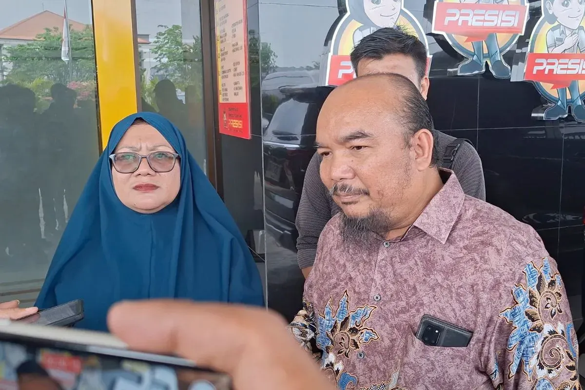 Santi Husniyati didampingi kuasa hukumnya, Jefry Ruby Tampubolon, saat melaporkan dugaan penipuan oleh seorang Dirut BUMN ke Polres Metro Bekasi Kota, Kamis, 11 September 2025. (Sumber: Dok. Istimewa)