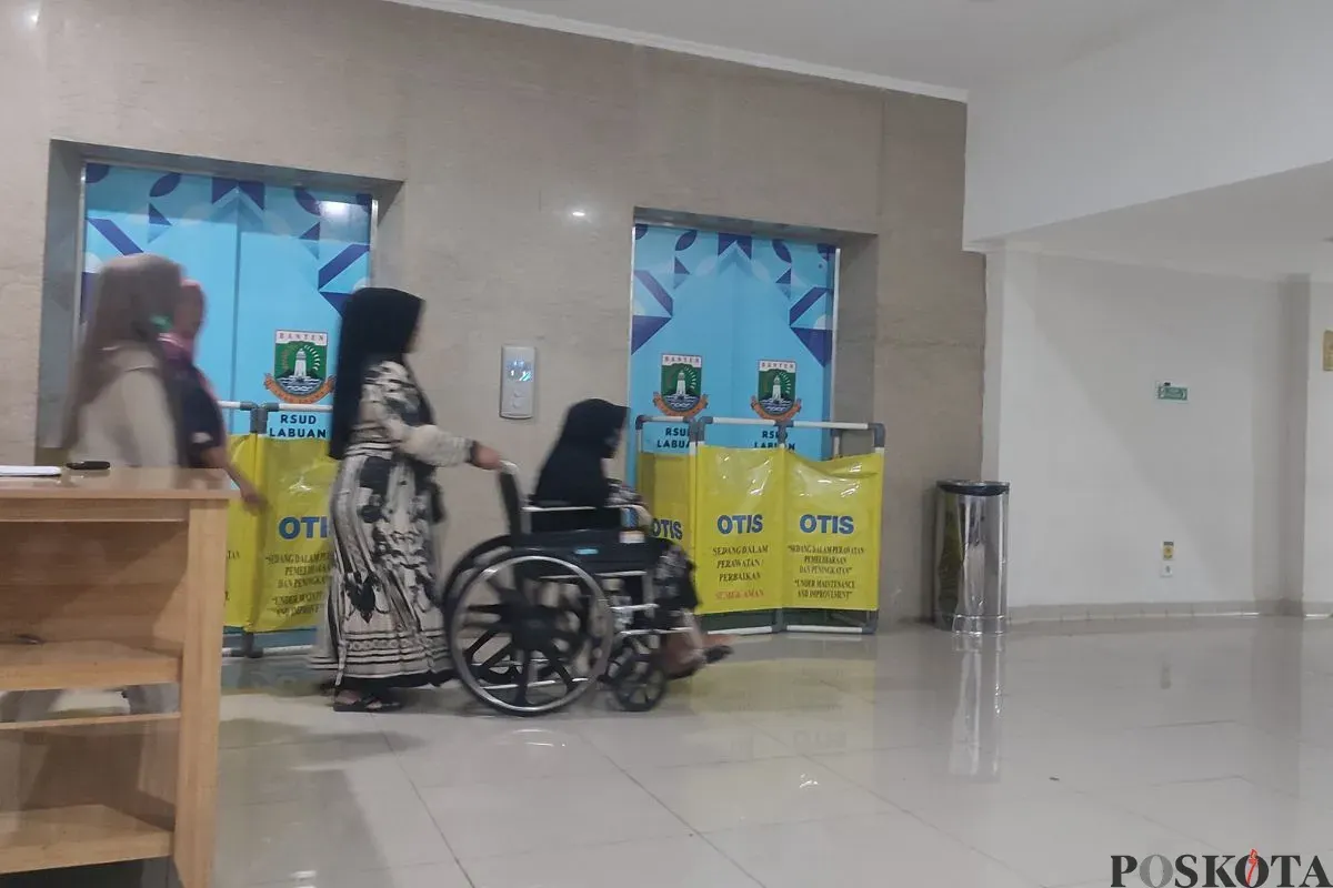 Sejumlah keluarga pasien harus membawa pasien menggunakan kursi roda melalui jalur evakuasi di RSUD Labuan, Kabupaten Pandeglang. (Sumber: Poskota/Samsul Fatoni)
