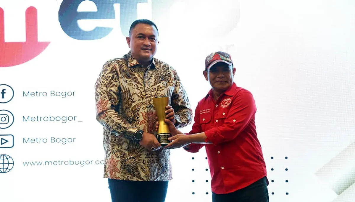 Bupati Bogor, Rudy Susmanto meraih penghargaan sebagai Tokoh Peduli Disabilitas dari Harian Metropolitan. (Sumber: Dok Diskominfo Kabupaten Bogor)