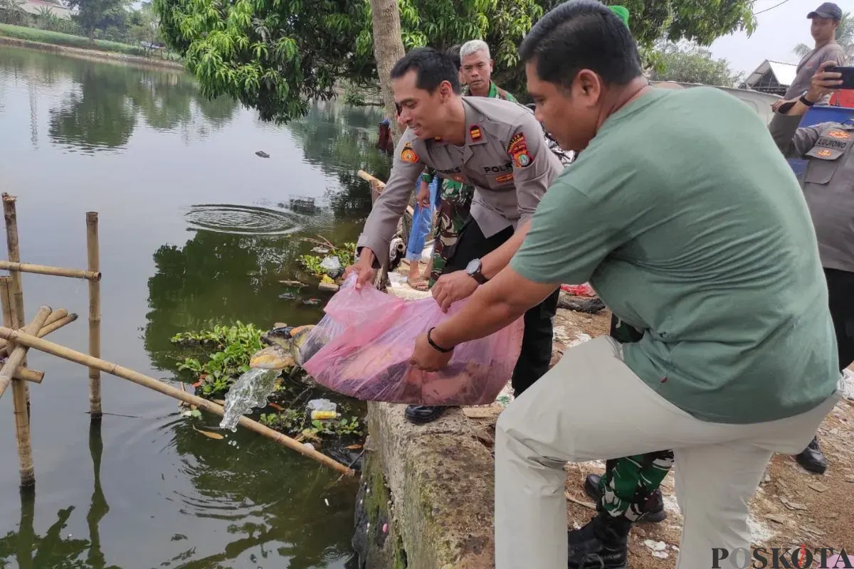 Polisi, TNI, dan masyarakat menebar ribuan benih ikan ke Situ Tonjong, Kabupaten Bogor, Minggu, 14 September 2025. (Sumber: Poskota/Angga Pahlevi)