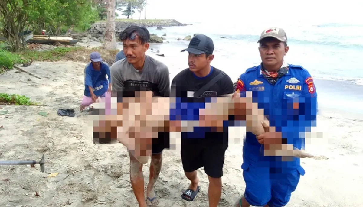 Korban tenggelam berhasil ditemukan dan dievakuasi Tim SAR di Pantai Cinangka, Kabupaten Serang. (Sumber: Istimewa)