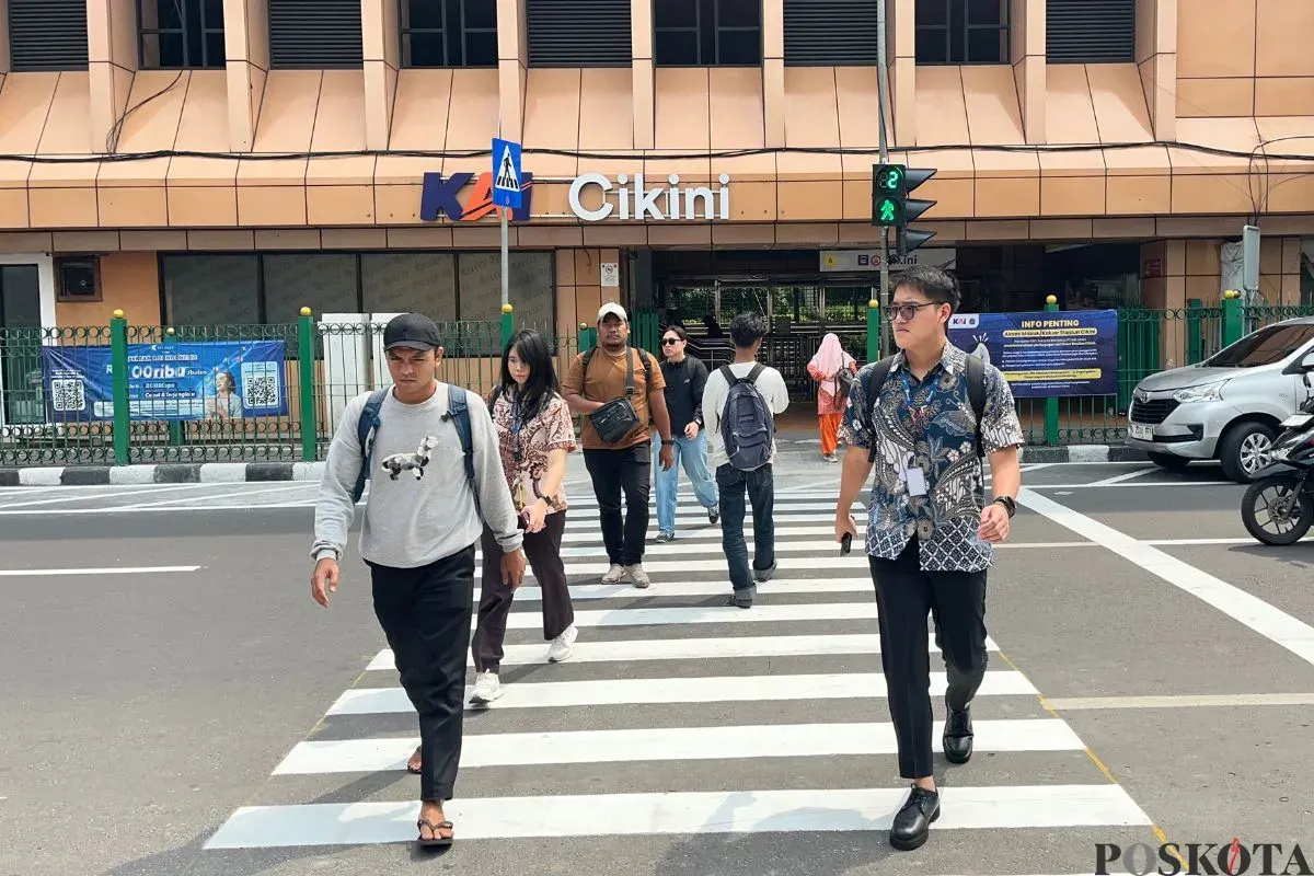 Pejalan kaki sedang menyebrang jalan lewat pelican crossing di Stasiun Cikini, Menteng, Jakarta Pusat, Senin, 15 September 2025. (Sumber: Poskota/Pandi Ramedhan)