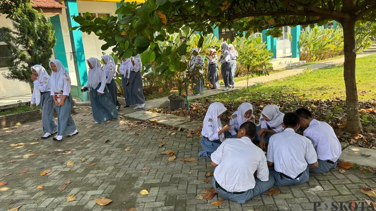 Belajar di halaman sekolah menjadi cara mengatasi rasa bosan siswa mengikuti KBM dalam tenda pasca ambruknya bangunan kelas beberapa waktu lalu. (Sumber: Poskota/Giffar Rivana)