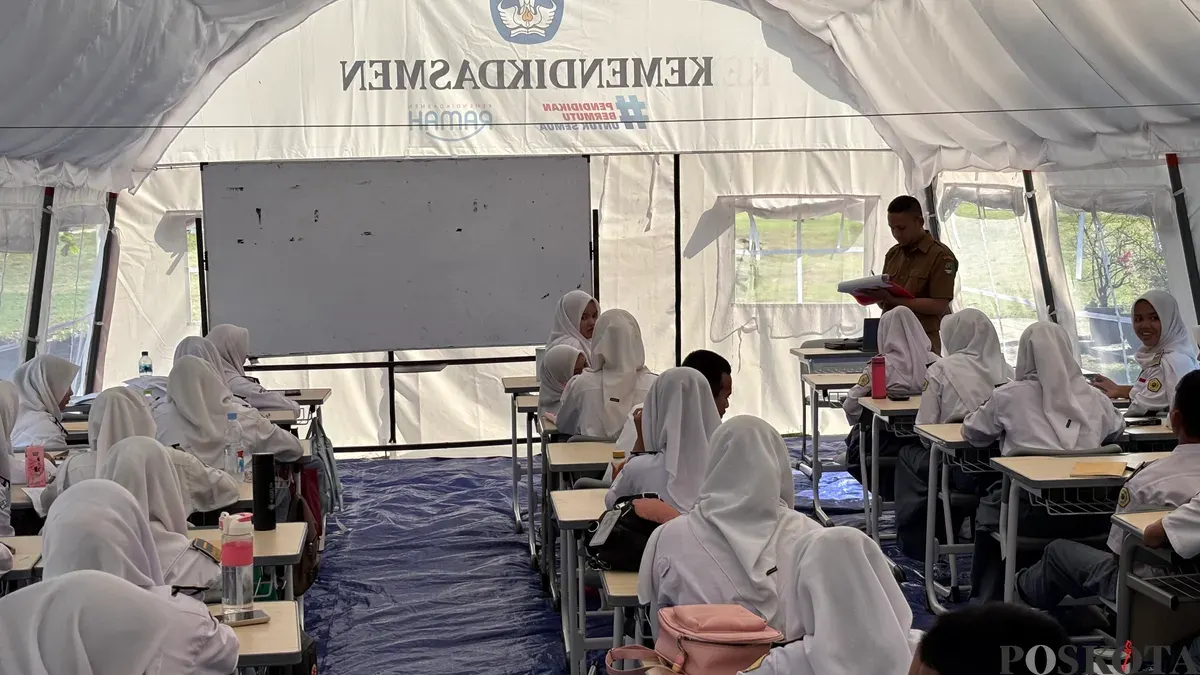 Siswa-siswi SMKN 1 Cileungsi belajar di tenda darurat karena bangunan kelas yang ambruk beberapa waktu lalu. (Sumber: Poskota/Giffar Rivana)