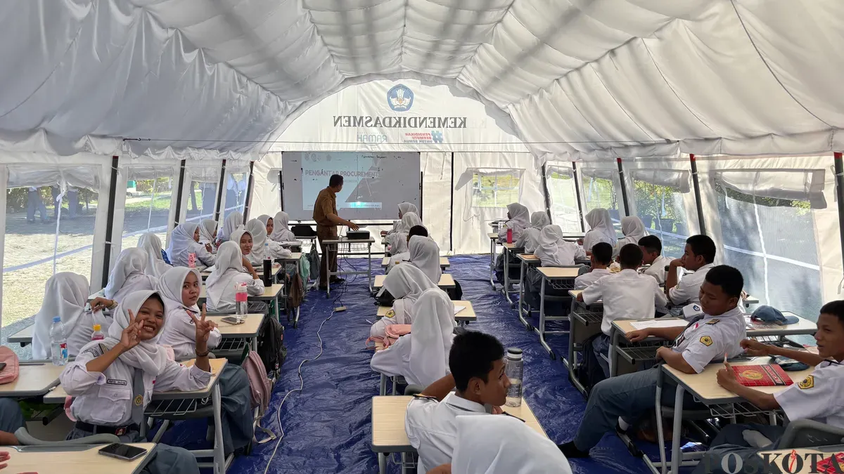 Siswa-siswi SMKN 1 Cileungsi belajar di tenda darurat dan halaman sekolah pasca ambruknya ruang kelas. (Sumber: Poskota/Giffar Rivana)