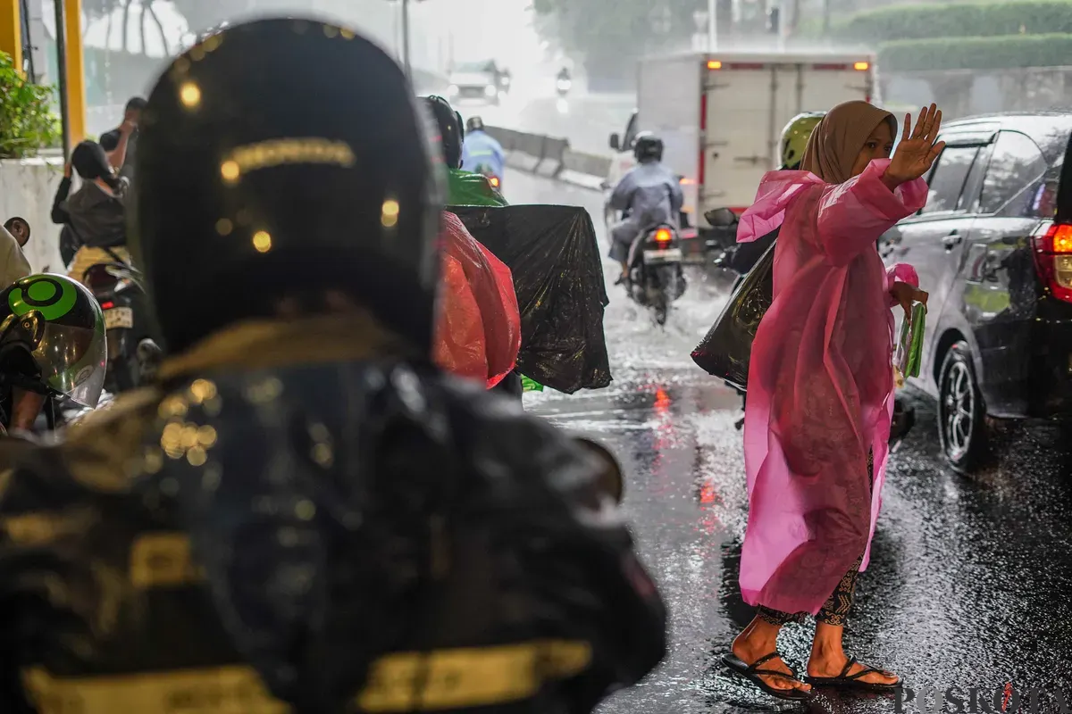 Sejumlah pengendara sepeda motor berteduh saat hujan di Terowongan Jalan R.M Margono Djojohadikoesoemo, Jakarta, Selasa, 9 September 2025. (Sumber: Poskota/Bilal Nugraha Ginanjar)