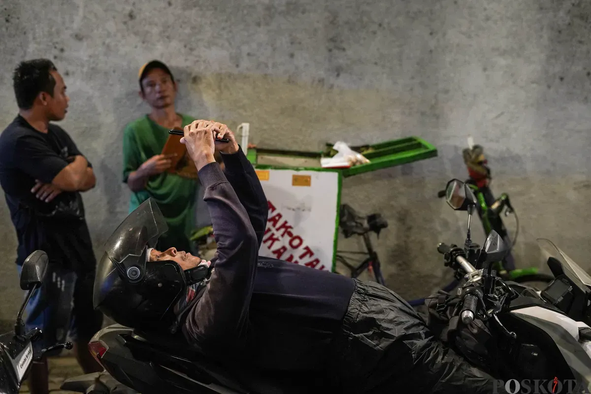 Sejumlah pengendara sepeda motor berteduh saat hujan di Terowongan Jalan R.M Margono Djojohadikoesoemo, Jakarta, Selasa, 9 September 2025. (Sumber: Poskota/Bilal Nugraha Ginanjar)