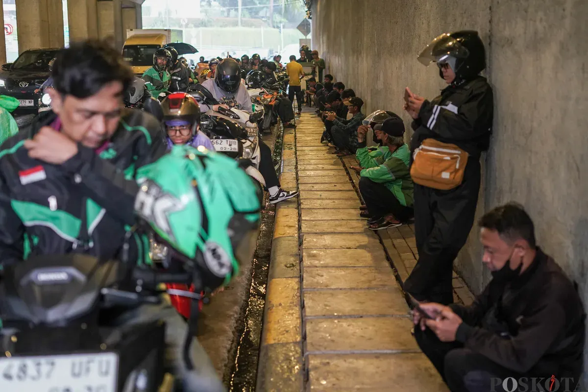 Sejumlah pengendara sepeda motor berteduh saat hujan di Terowongan Jalan R.M Margono Djojohadikoesoemo, Jakarta, Selasa, 9 September 2025. (Sumber: Poskota/Bilal Nugraha Ginanjar)