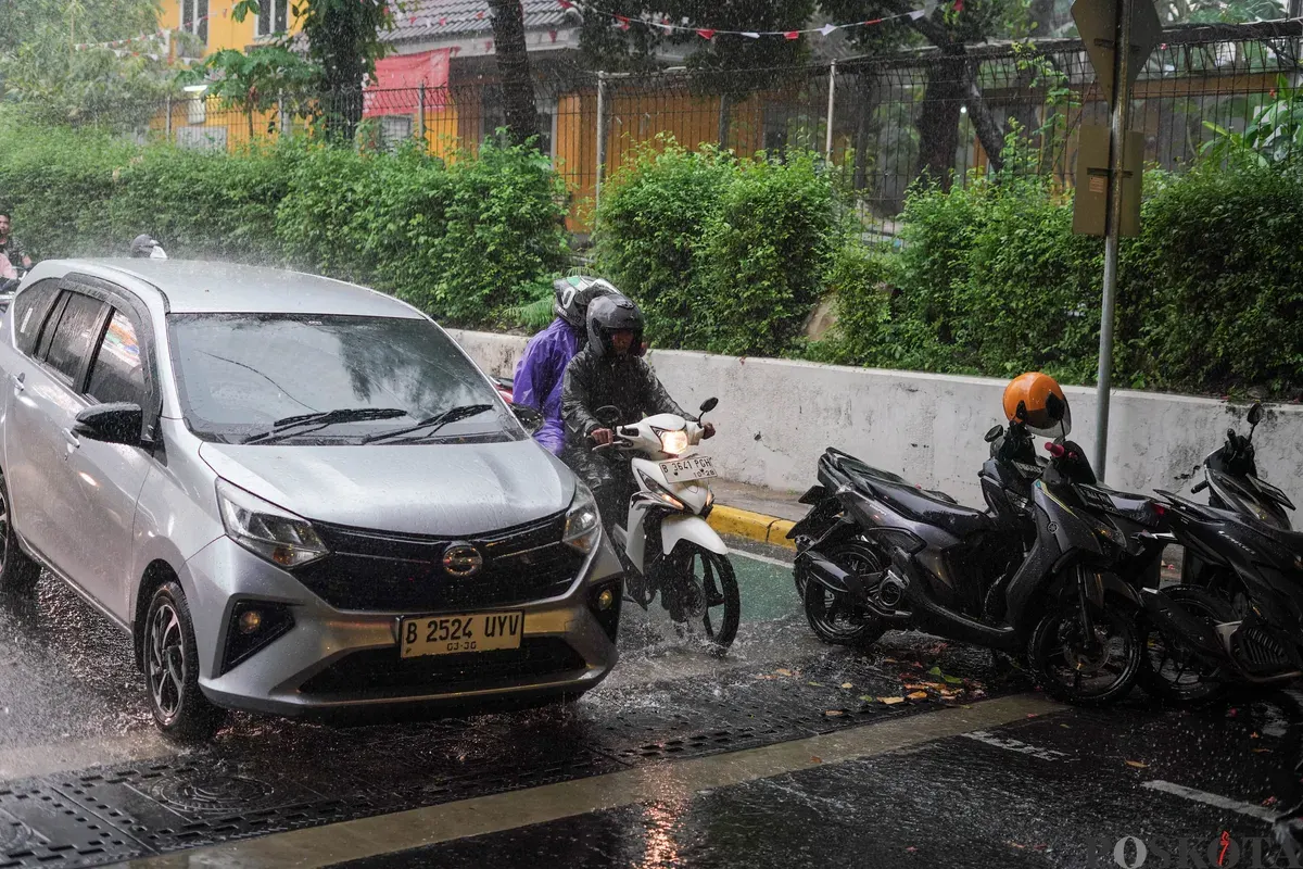 Sejumlah pengendara sepeda motor berteduh saat hujan di Terowongan Jalan R.M Margono Djojohadikoesoemo, Jakarta, Selasa, 9 September 2025. (Sumber: Poskota/Bilal Nugraha Ginanjar)