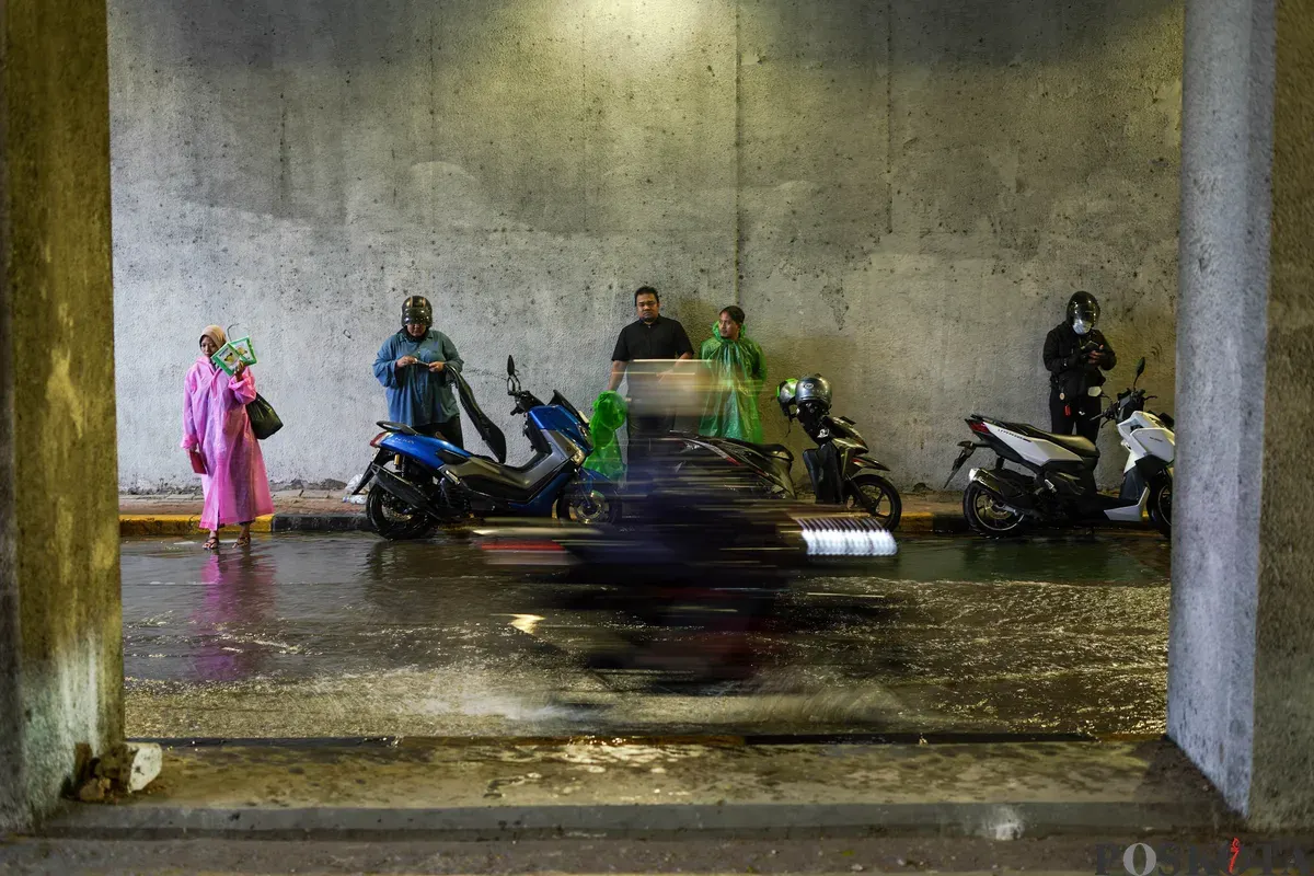 Sejumlah pengendara sepeda motor berteduh saat hujan di Terowongan Jalan R.M Margono Djojohadikoesoemo, Jakarta, Selasa, 9 September 2025. (Sumber: Poskota/Bilal Nugraha Ginanjar)