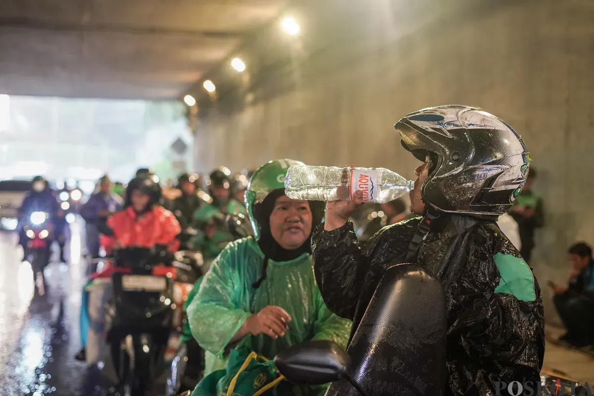 Sejumlah pengendara sepeda motor berteduh saat hujan di Terowongan Jalan R.M Margono Djojohadikoesoemo, Jakarta, Selasa, 9 September 2025. (Sumber: Poskota/Bilal Nugraha Ginanjar)