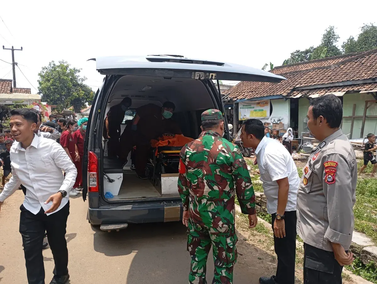 Jasad SP saat akan dievakuasi ke RS Bhayangkara Polda Banten. (Sumber: Dok Polsek Cipocok Jaya)