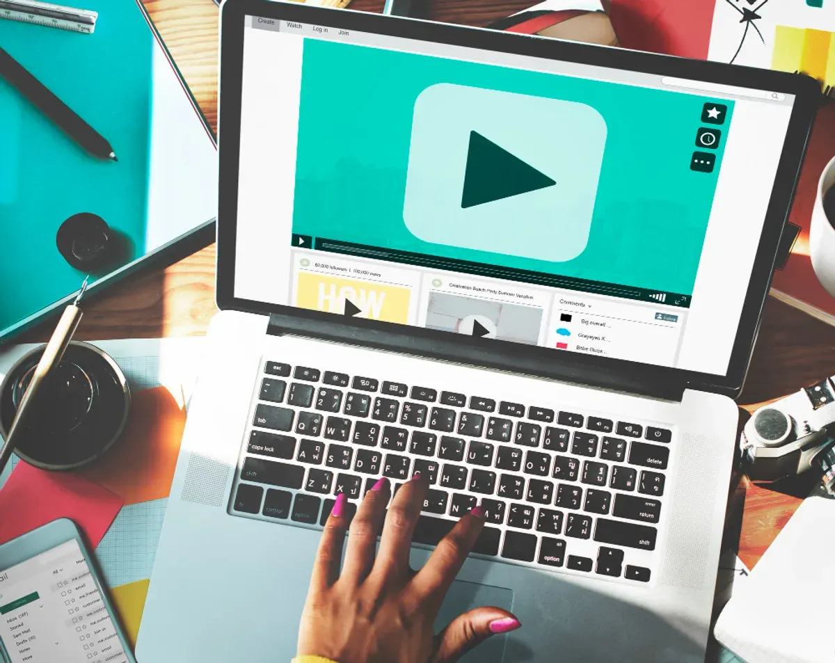 Cara edit video percakapan berbasis Artificial Intelligence (AI) seolah ngobrol dengan sosok yang sudah tiada. (Sumber: Freepik/rawpixel.com)