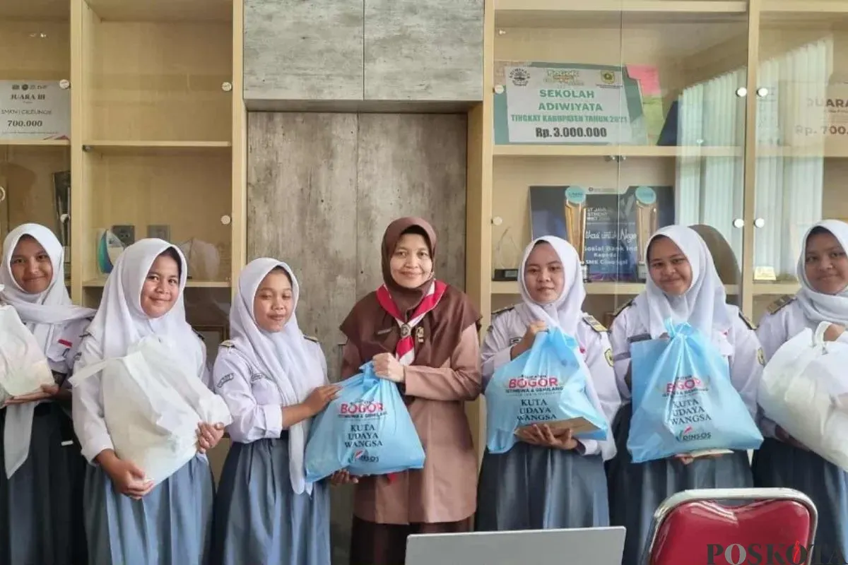 Murid SMKN 1 Cileungsi, Kabupaten Bogor, menerima bantuan berupa sembako, Senin, 15 September 2025. (Sumber: Poskota/Giffar Rivana)