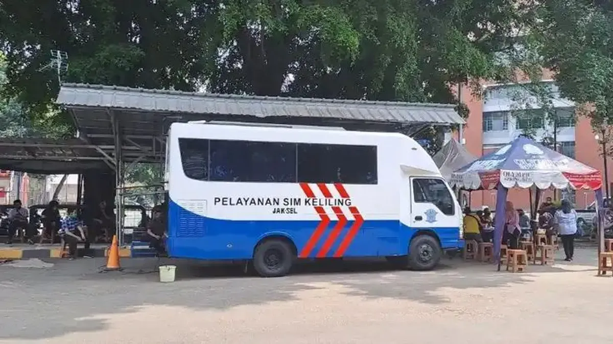 Layanan SIM keliling Ditlantas Polda Metro Jaya di Jakarta memudahkan masyarakat memperpanjang SIM A dan C tanpa harus datang ke Satpas utama. (Sumber: Pinterest)