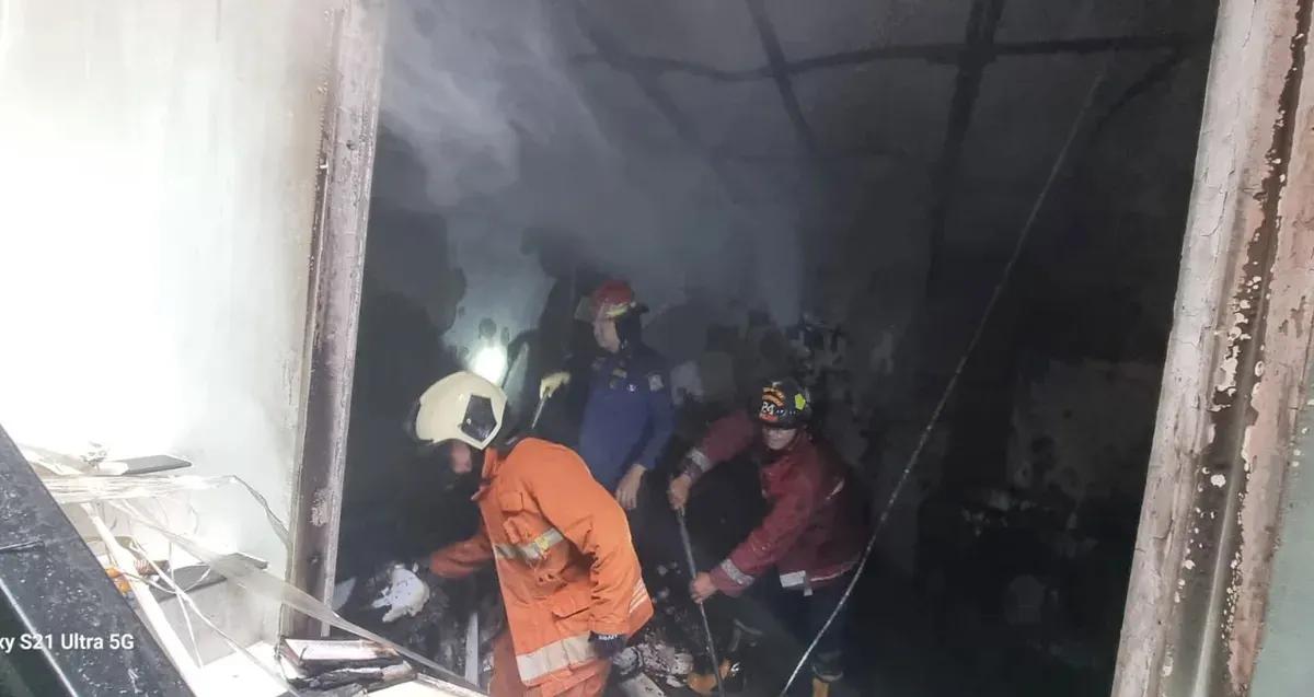 Petugas damkar Kota Bekasi berjibaku memadamkan api yang melalap rumah tinggal di Perumahan West Point, Jatisampurna, Senin 15 September 2025. (Sumber: Disdamkarmat Kota Bekasi)