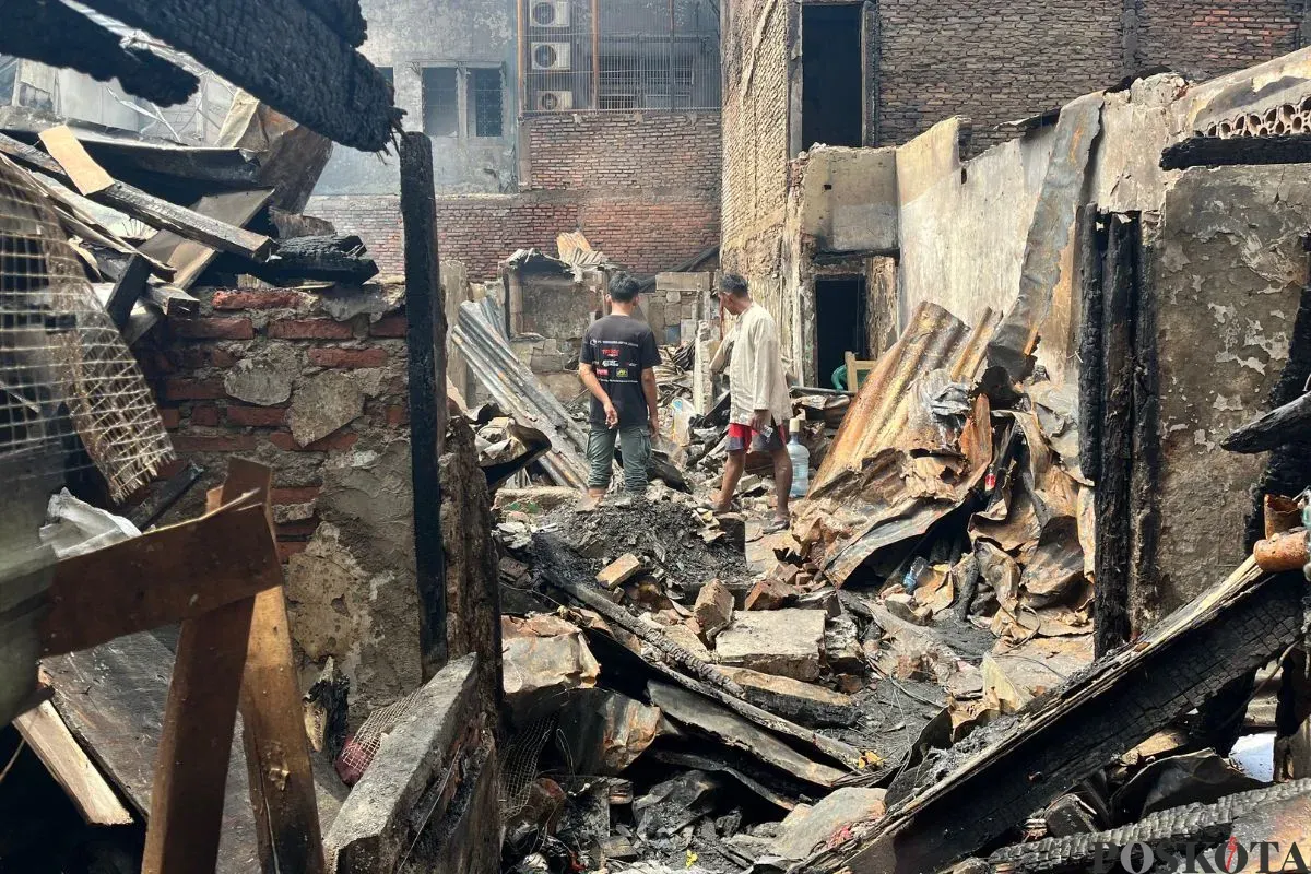 Sisa bangunan yang terbakar di Jalan Pasar Senen Dalam, Senen, Jakarta Pusat, Senin, 15 September 2025. (Sumber: Poskota/Pandi Ramedhan)