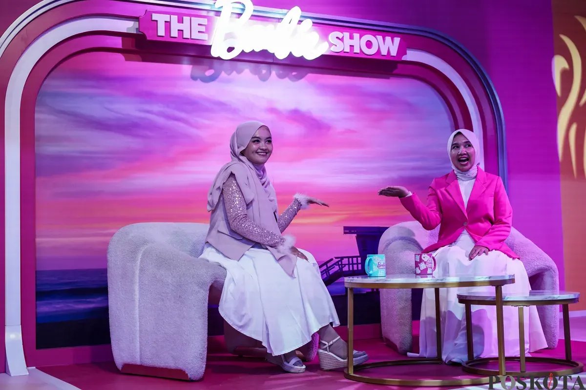 Pengunjung berfoto di instalasi World of Barbie Agora Mall, Jakarta, 9 September 2025. (Sumber: Poskota/Bilal Nugraha Ginanjar)