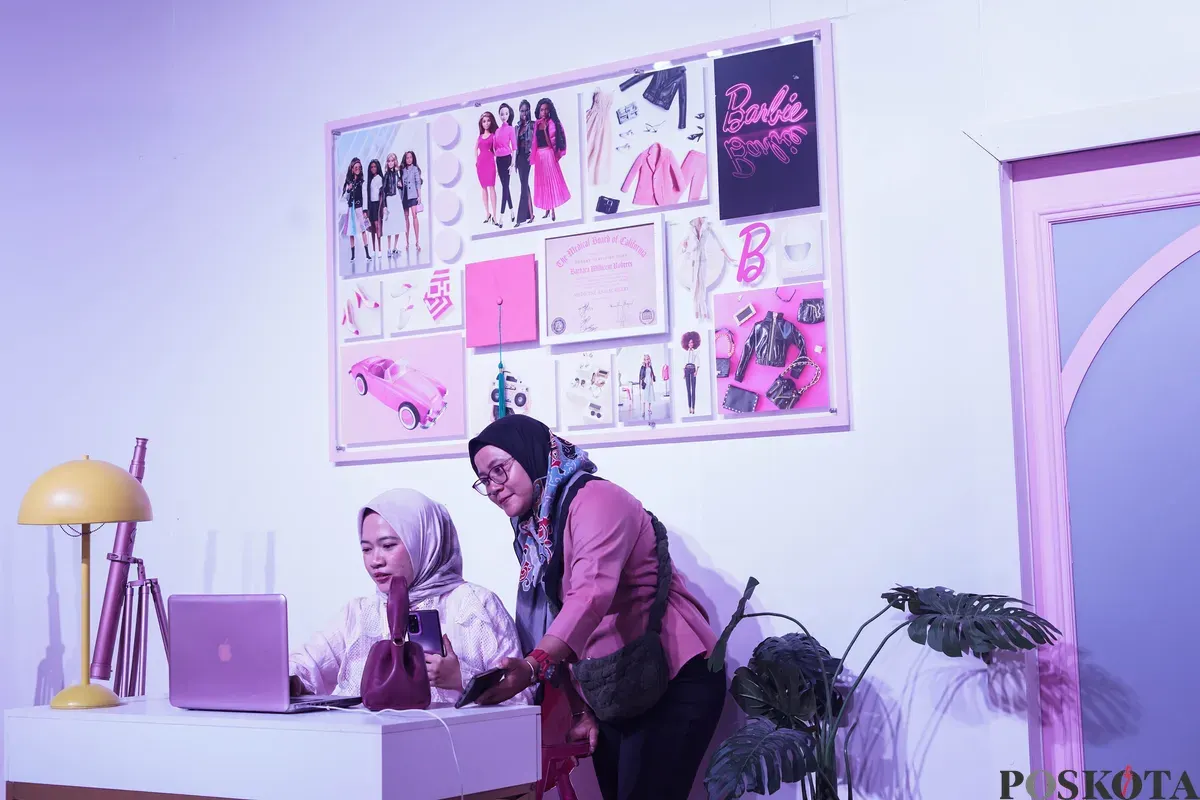Pengunjung berfoto di instalasi World of Barbie Agora Mall, Jakarta, 9 September 2025. (Sumber: Poskota/Bilal Nugraha Ginanjar)