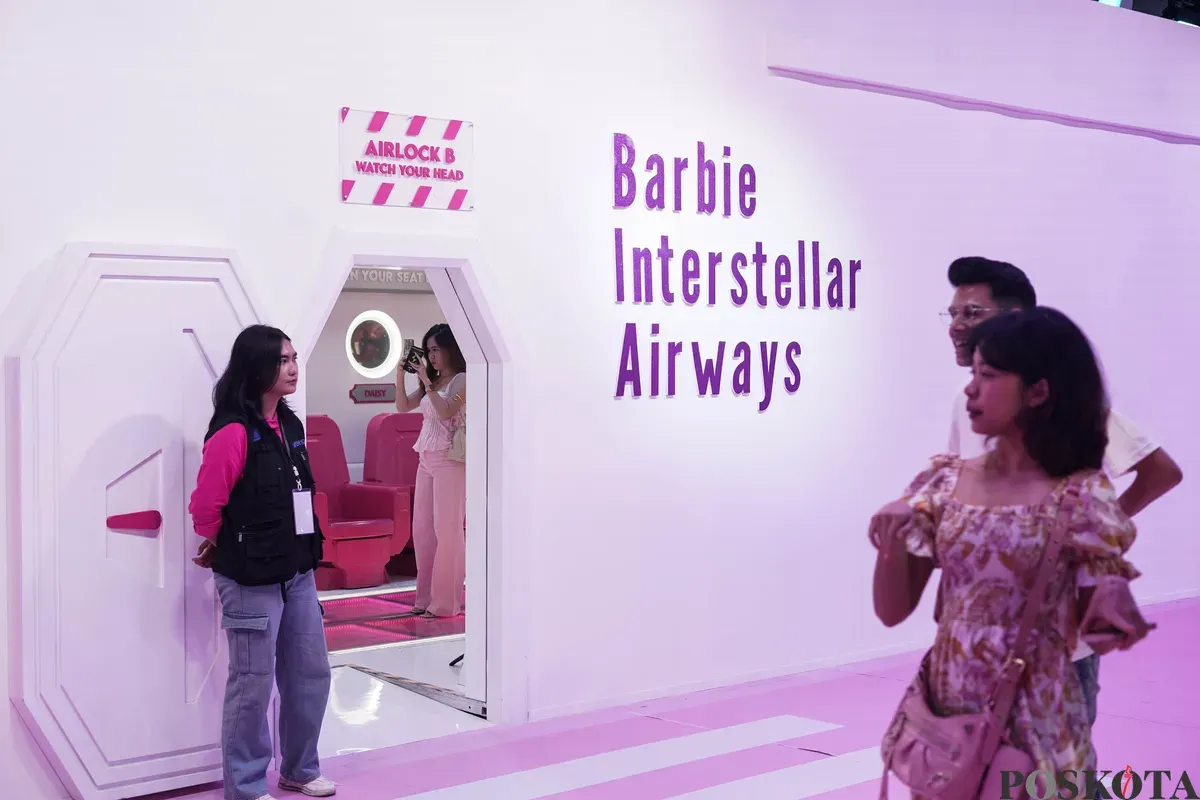 Pengunjung berfoto di instalasi World of Barbie Agora Mall, Jakarta, 9 September 2025. (Sumber: Poskota/Bilal Nugraha Ginanjar)