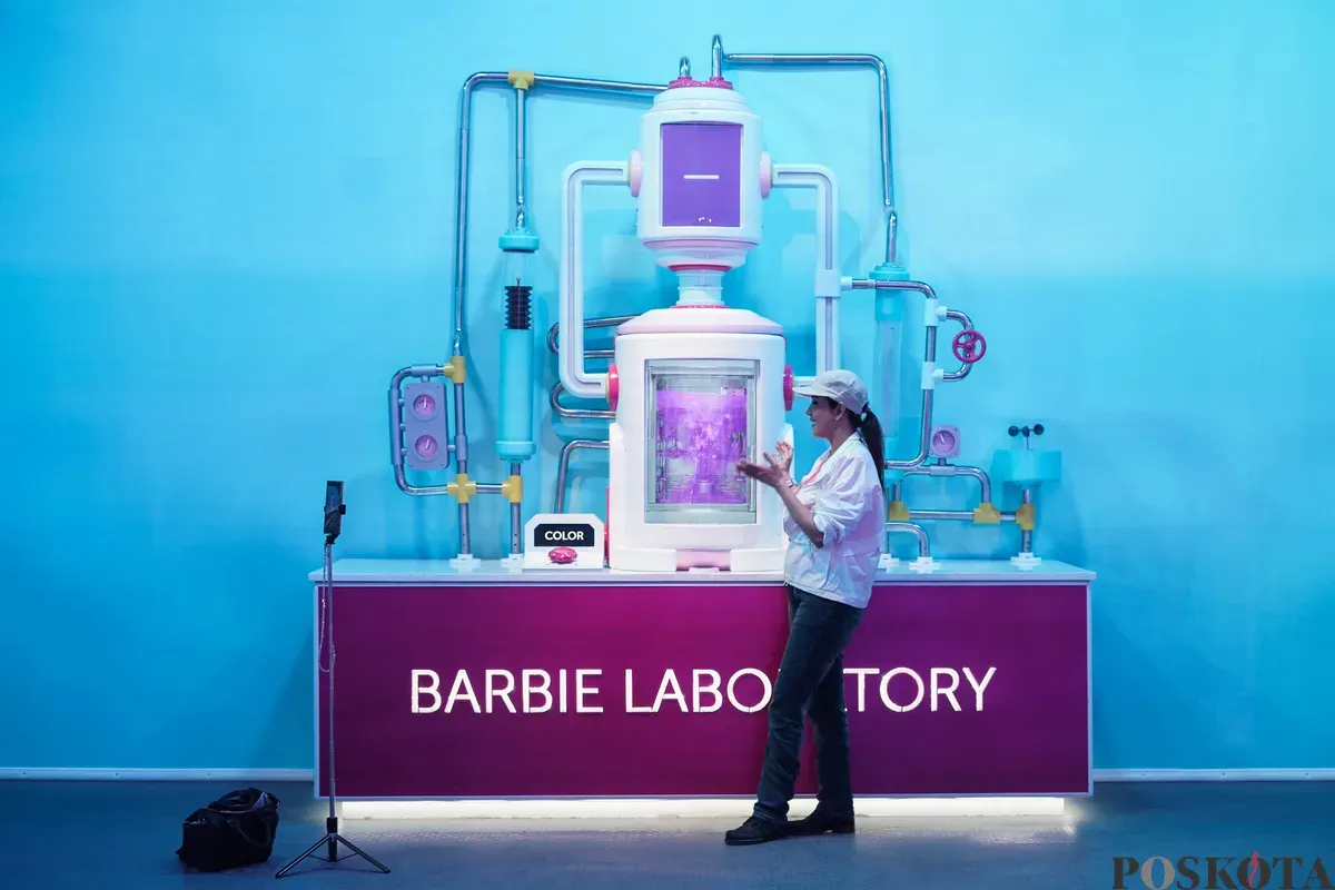 Pengunjung berfoto di instalasi World of Barbie Agora Mall, Jakarta, 9 September 2025. (Sumber: Poskota/Bilal Nugraha Ginanjar)