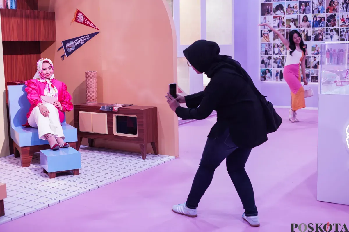 Pengunjung berfoto di instalasi World of Barbie Agora Mall, Jakarta, 9 September 2025. (Sumber: Poskota/Bilal Nugraha Ginanjar)