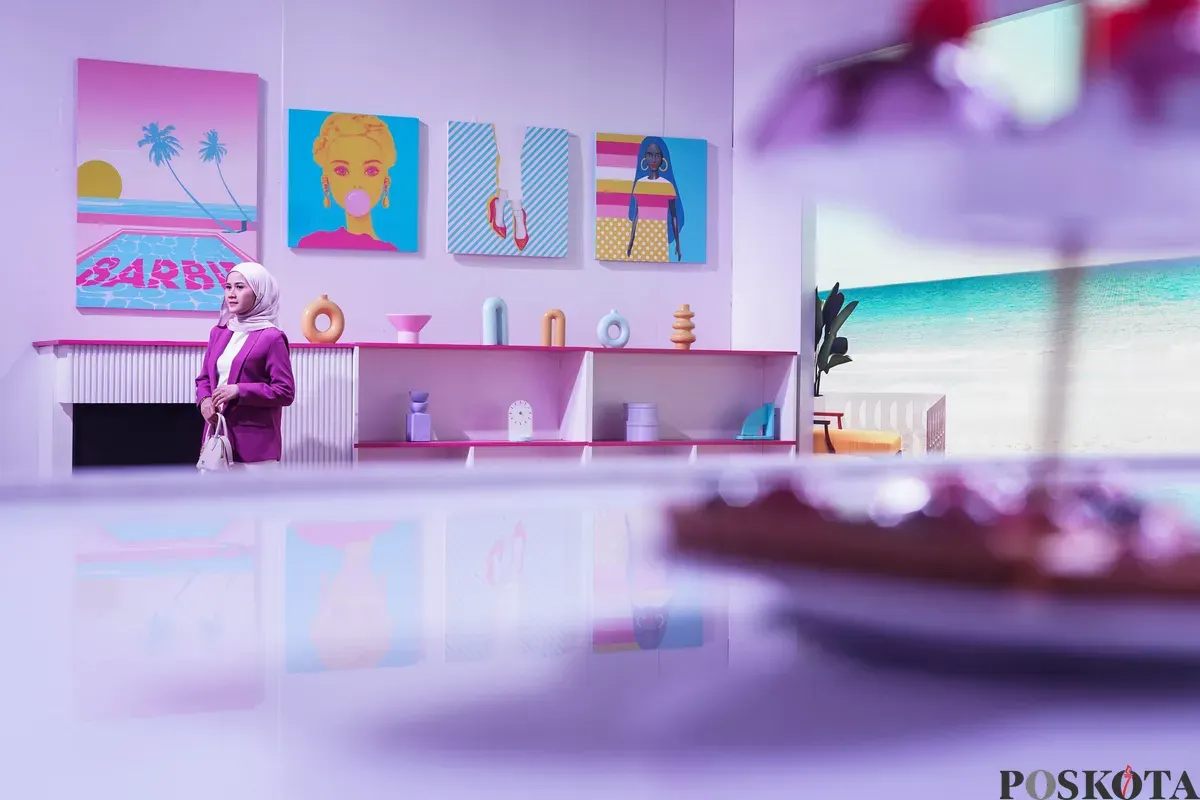 Pengunjung berfoto di instalasi World of Barbie Agora Mall, Jakarta, 9 September 2025. (Sumber: Poskota/Bilal Nugraha Ginanjar)