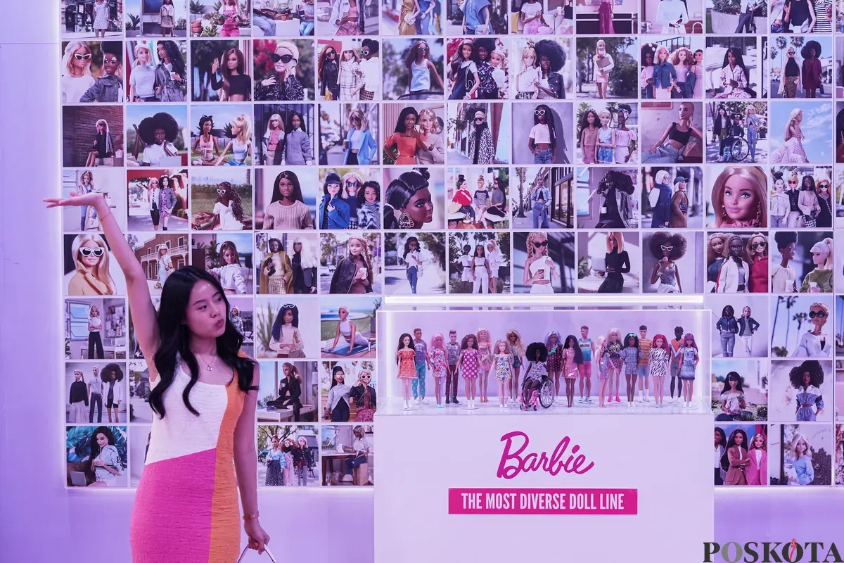 Pengunjung berfoto di instalasi World of Barbie Agora Mall, Jakarta, 9 September 2025. (Sumber: Poskota/Bilal Nugraha Ginanjar)