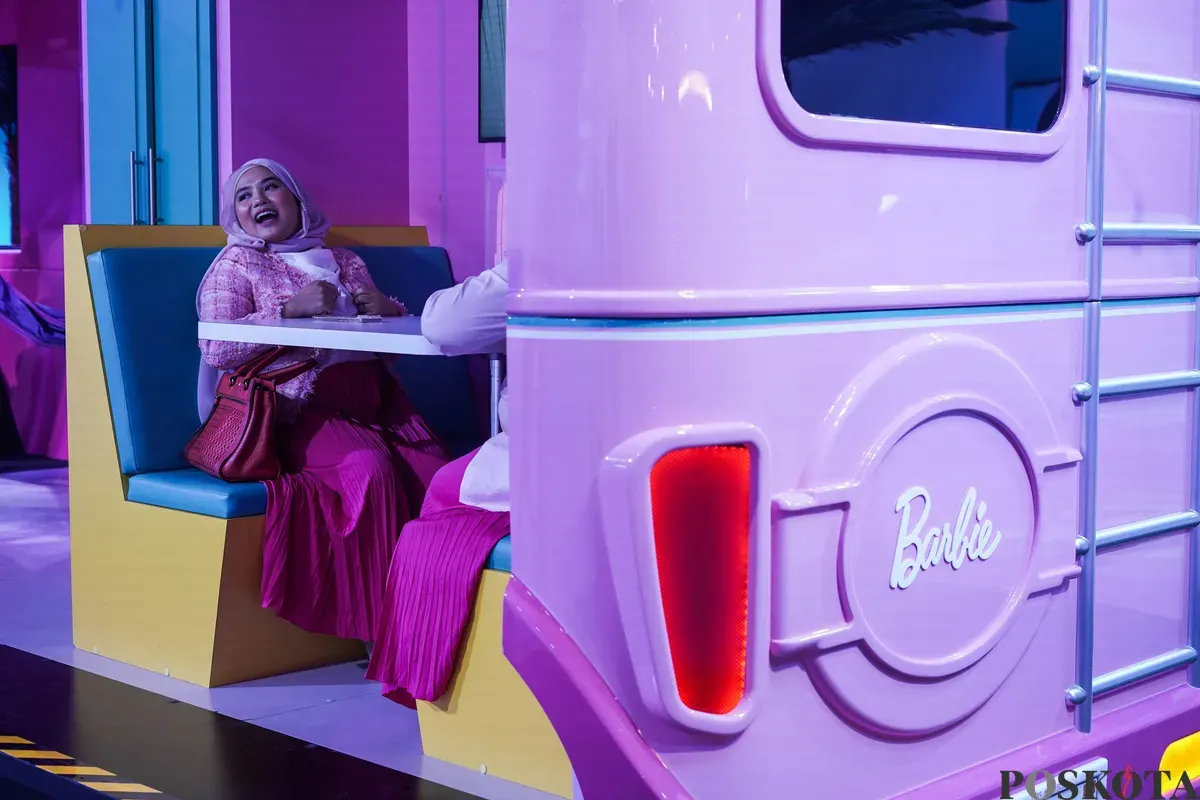 Pengunjung berfoto di instalasi World of Barbie Agora Mall, Jakarta, 9 September 2025. (Sumber: Poskota/Bilal Nugraha Ginanjar)