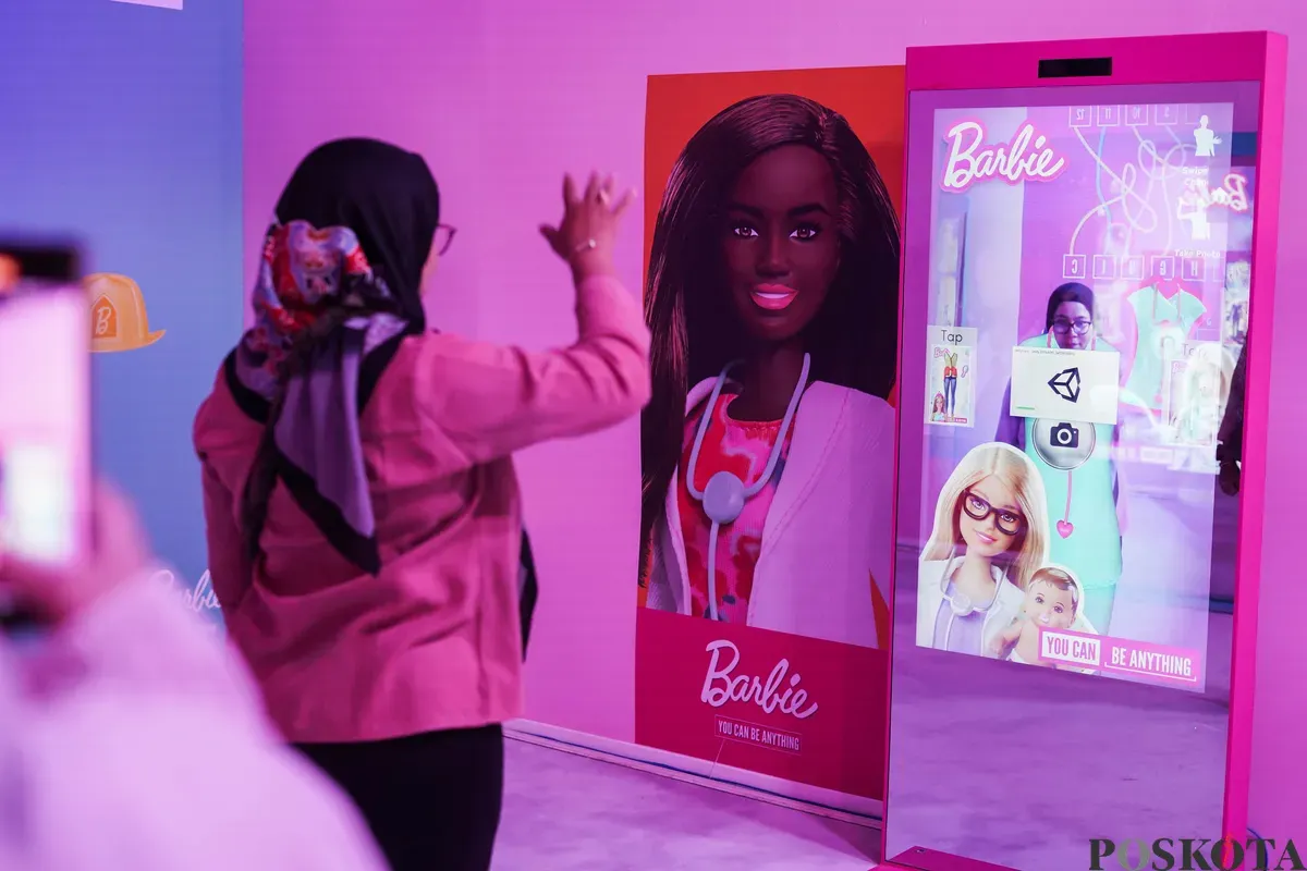 Pengunjung berfoto di instalasi World of Barbie Agora Mall, Jakarta, 9 September 2025. (Sumber: Poskota/Bilal Nugraha Ginanjar)