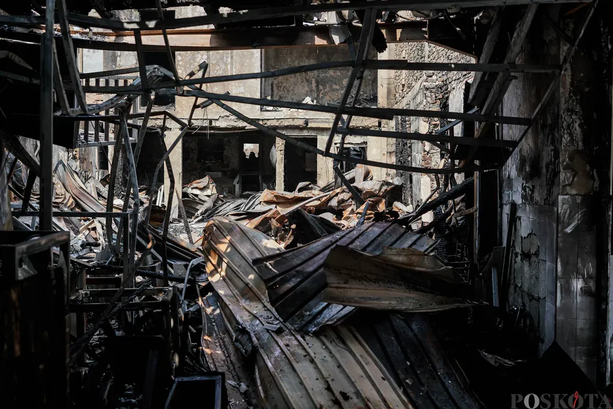 Warga mengamati area pusat jajanan serba ada (Pujasera) pascakebakaran di Jalan RS Fatmawati Raya, Gandaria Selatan, Jakarta, Senin, 8 September 2025. (Sumber: Poskota/Bilal Nugraha Ginanjar)