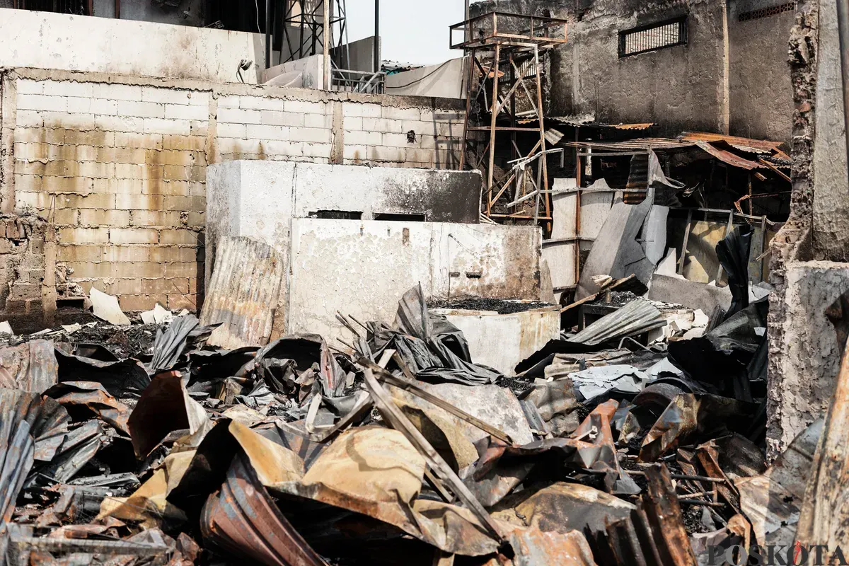 Warga mengamati area pusat jajanan serba ada (Pujasera) pascakebakaran di Jalan RS Fatmawati Raya, Gandaria Selatan, Jakarta, Senin, 8 September 2025. (Sumber: Poskota/Bilal Nugraha Ginanjar)