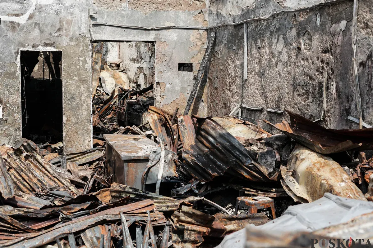 Warga mengamati area pusat jajanan serba ada (Pujasera) pascakebakaran di Jalan RS Fatmawati Raya, Gandaria Selatan, Jakarta, Senin, 8 September 2025. (Sumber: Poskota/Bilal Nugraha Ginanjar)