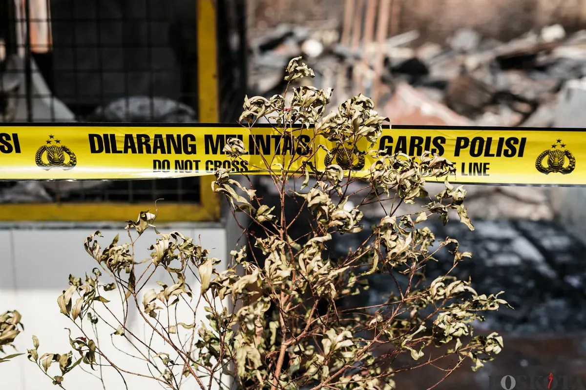 Warga mengamati area pusat jajanan serba ada (Pujasera) pascakebakaran di Jalan RS Fatmawati Raya, Gandaria Selatan, Jakarta, Senin, 8 September 2025. (Sumber: Poskota/Bilal Nugraha Ginanjar)