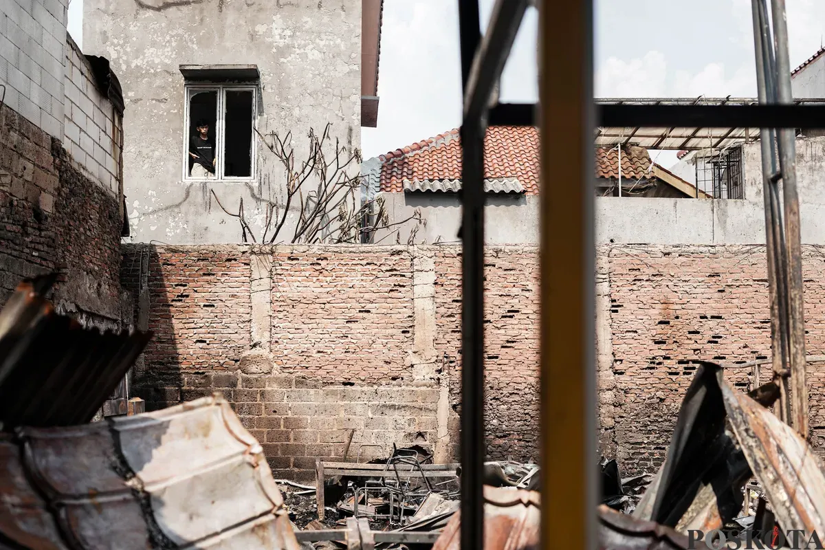 Warga mengamati area pusat jajanan serba ada (Pujasera) pascakebakaran di Jalan RS Fatmawati Raya, Gandaria Selatan, Jakarta, Senin, 8 September 2025. (Sumber: Poskota/Bilal Nugraha Ginanjar)