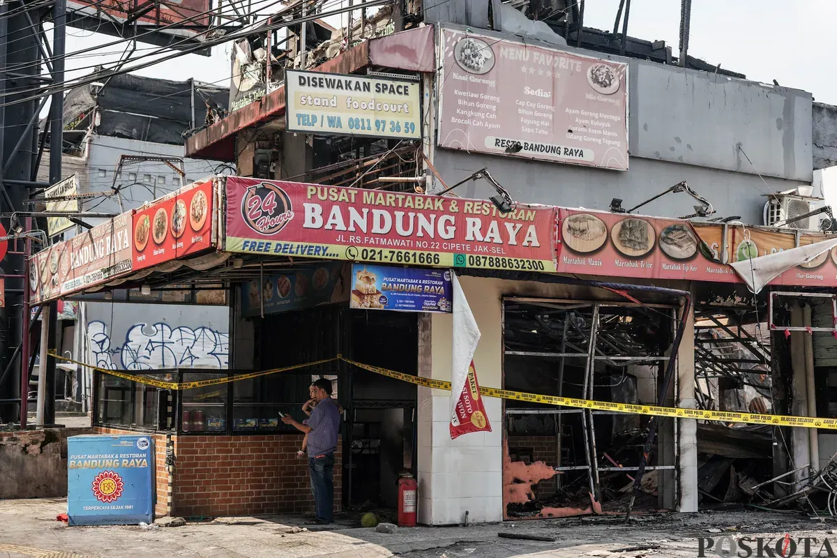 Warga mengamati area pusat jajanan serba ada (Pujasera) pascakebakaran di Jalan RS Fatmawati Raya, Gandaria Selatan, Jakarta, Senin, 8 September 2025. (Sumber: Poskota/Bilal Nugraha Ginanjar)