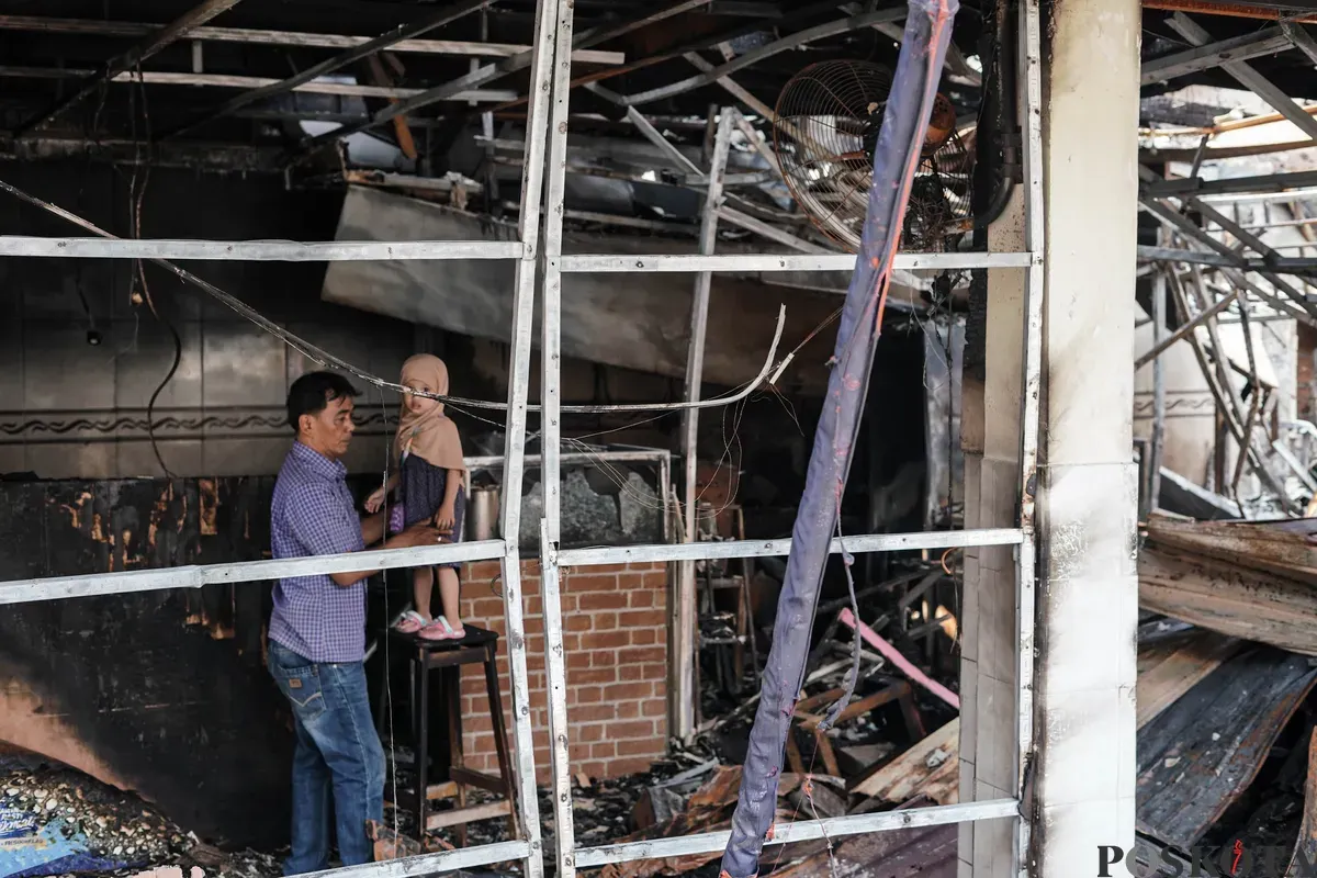 Warga mengamati area pusat jajanan serba ada (Pujasera) pascakebakaran di Jalan RS Fatmawati Raya, Gandaria Selatan, Jakarta, Senin, 8 September 2025. (Sumber: Poskota/Bilal Nugraha Ginanjar)