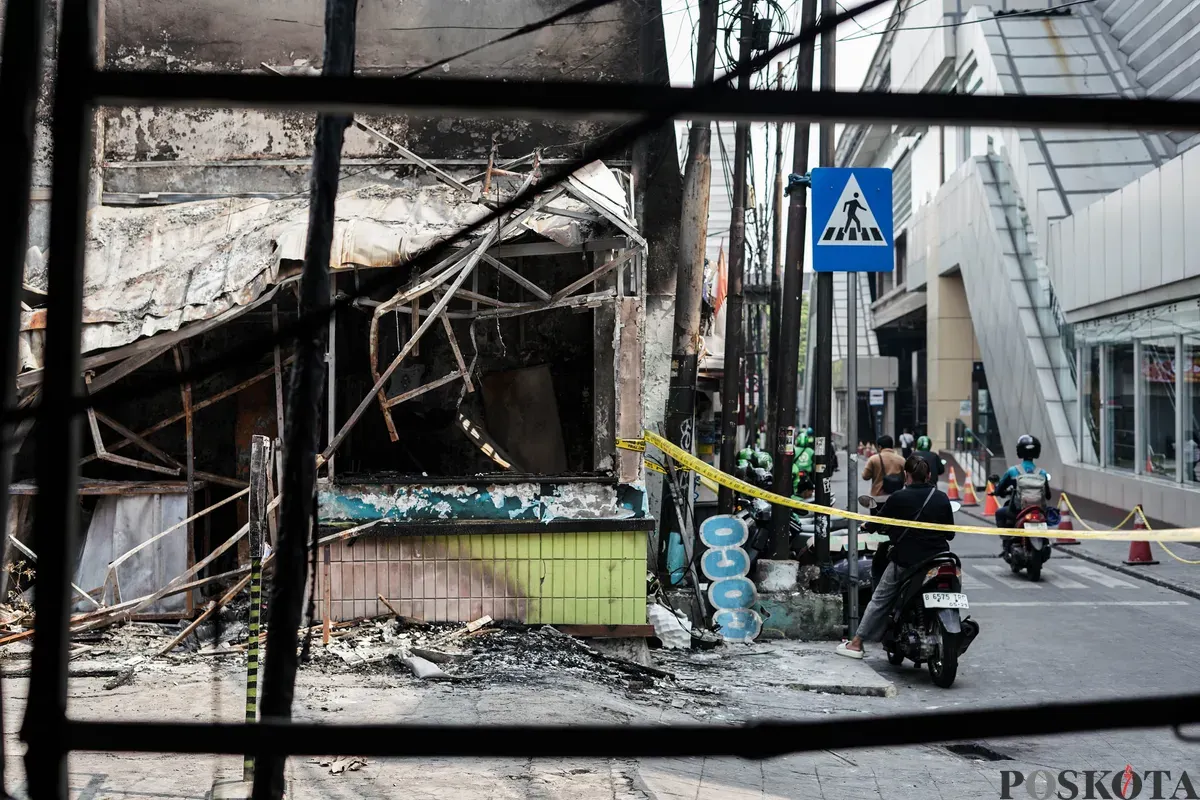 Warga mengamati area pusat jajanan serba ada (Pujasera) pascakebakaran di Jalan RS Fatmawati Raya, Gandaria Selatan, Jakarta, Senin, 8 September 2025. (Sumber: Poskota/Bilal Nugraha Ginanjar)