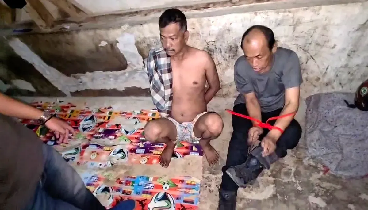 Tersangka kasus penipuan dengan modus dukun pengganda uang, H alias Romo, 45 tahun dan WH, 47 tahun, ditangkap Polres Metro Jakarta Selatan. (Sumber: Dok. Polres Metro Jakarta Selatan)