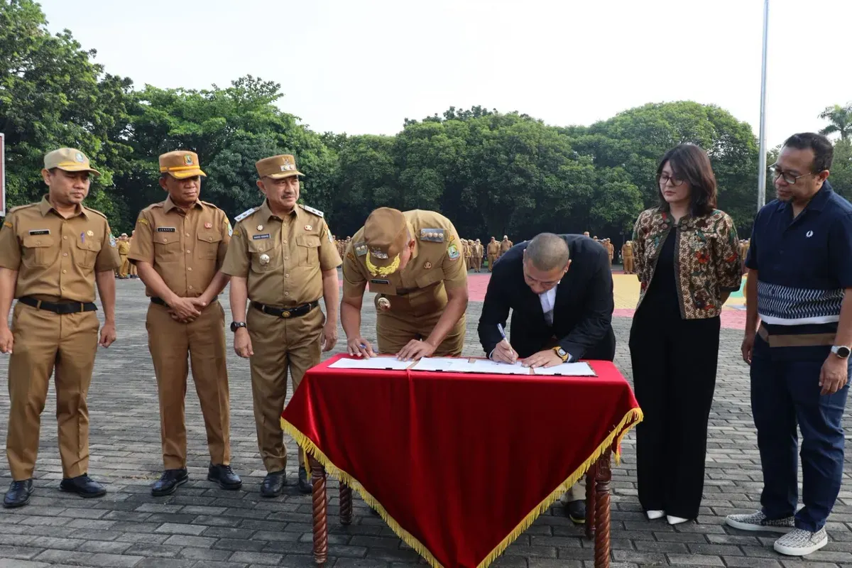 Pemkot dan PT Garuda Gemah Nusantara menandatangani kerja sama pengembangan kawasan Stadion Patriot Candrabaga di Plaza Pemkot Bekasi, Senin, 15 September 2025. (Sumber: Dok. Humas Pemkot Bekasi)