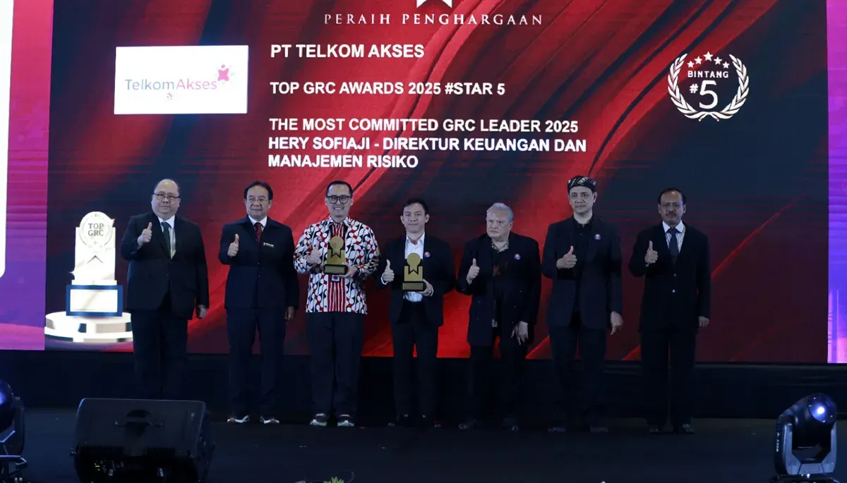 Direktur Keuangan dan Manajemen Risiko Telkom Akses Hery Sofiaji saat menerima penghargaan 5-STAR dalam ajang TOP GRC Awards 2025. (Sumber: Corcom Telkom)