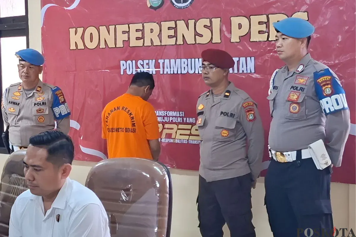 Sepramg pria paruh baya ditetapkan sebagai tersangka penipuan dan penggelapan di Mapolsek Tambun, Kabupaten Bekasi, Senin, 15 September 2025. (Sumber: Poskota/Nurpini Aulia Rapika)