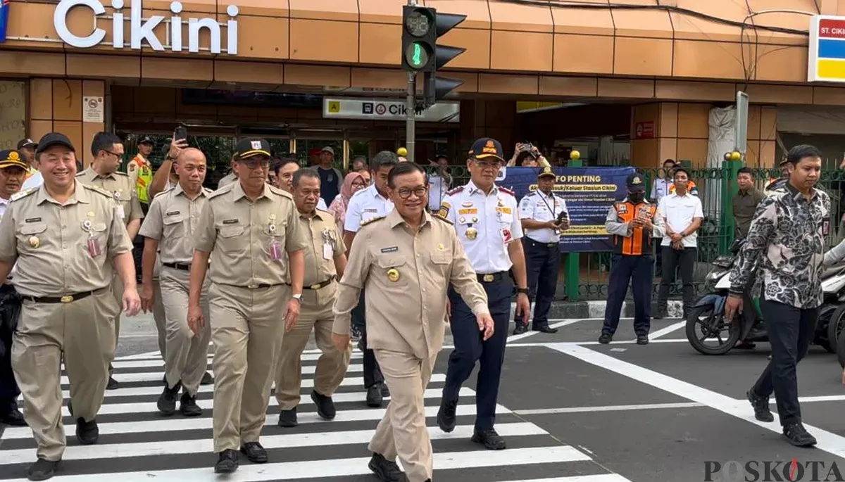 Gubernur Jakarta, Pramono Anung saat meninjau pelican crossing di Stasiun Cikini, Jakarta Pusat, Senin, 15 September 2025. (Sumber: POSKOTA | Foto: M Tegar Jihad)