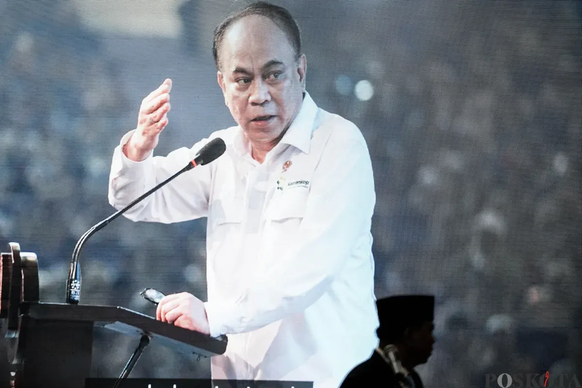 Menteri Koperasi dan Usaha Mikro Kecil Ferry Juliantono menadatangani berita acara serah terima jabatan dari pejabat lama Budi Arie Setiadi saat serah terima jabatan di Kemenkop, Jakarta, Selasa, 9 September 2025. (Sumber: Poskota/Bilal Nugraha Ginanjar)