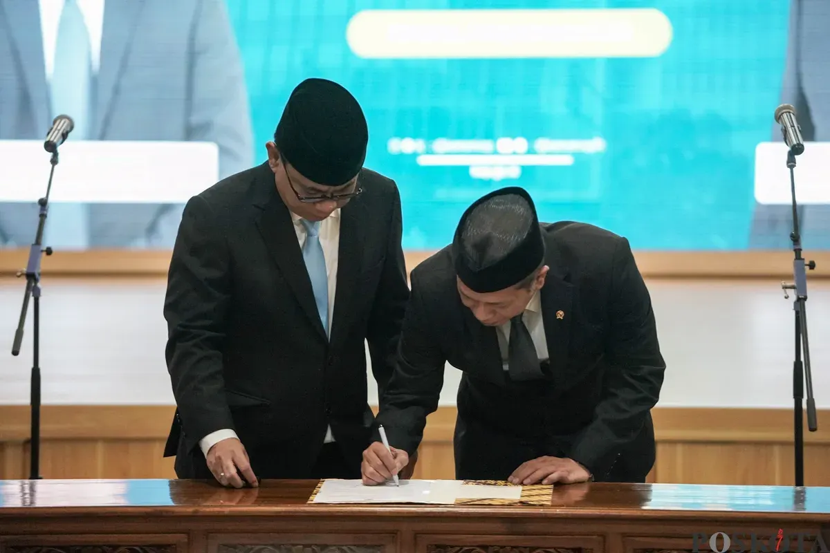 Menteri Koperasi dan Usaha Mikro Kecil Ferry Juliantono menadatangani berita acara serah terima jabatan dari pejabat lama Budi Arie Setiadi saat serah terima jabatan di Kemenkop, Jakarta, Selasa, 9 September 2025. (Sumber: Poskota/Bilal Nugraha Ginanjar)
