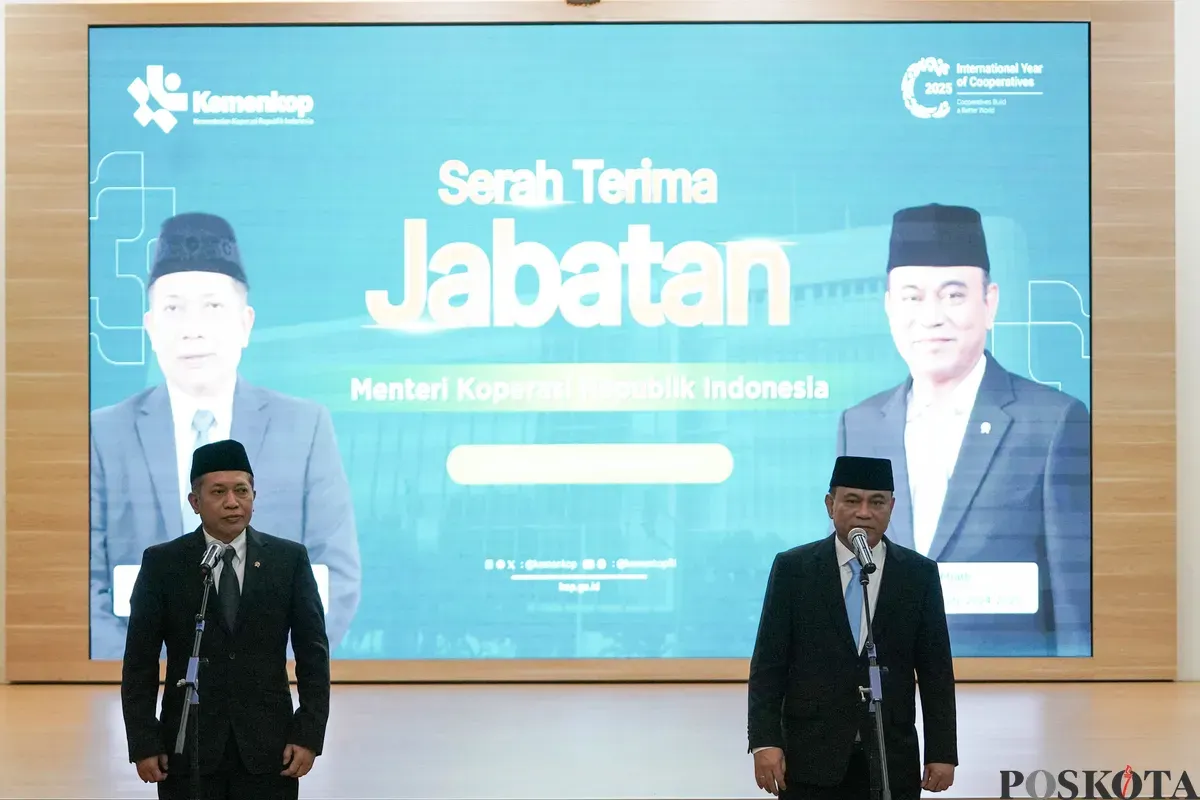 Menteri Koperasi dan Usaha Mikro Kecil Ferry Juliantono menadatangani berita acara serah terima jabatan dari pejabat lama Budi Arie Setiadi saat serah terima jabatan di Kemenkop, Jakarta, Selasa, 9 September 2025. (Sumber: Poskota/Bilal Nugraha Ginanjar)