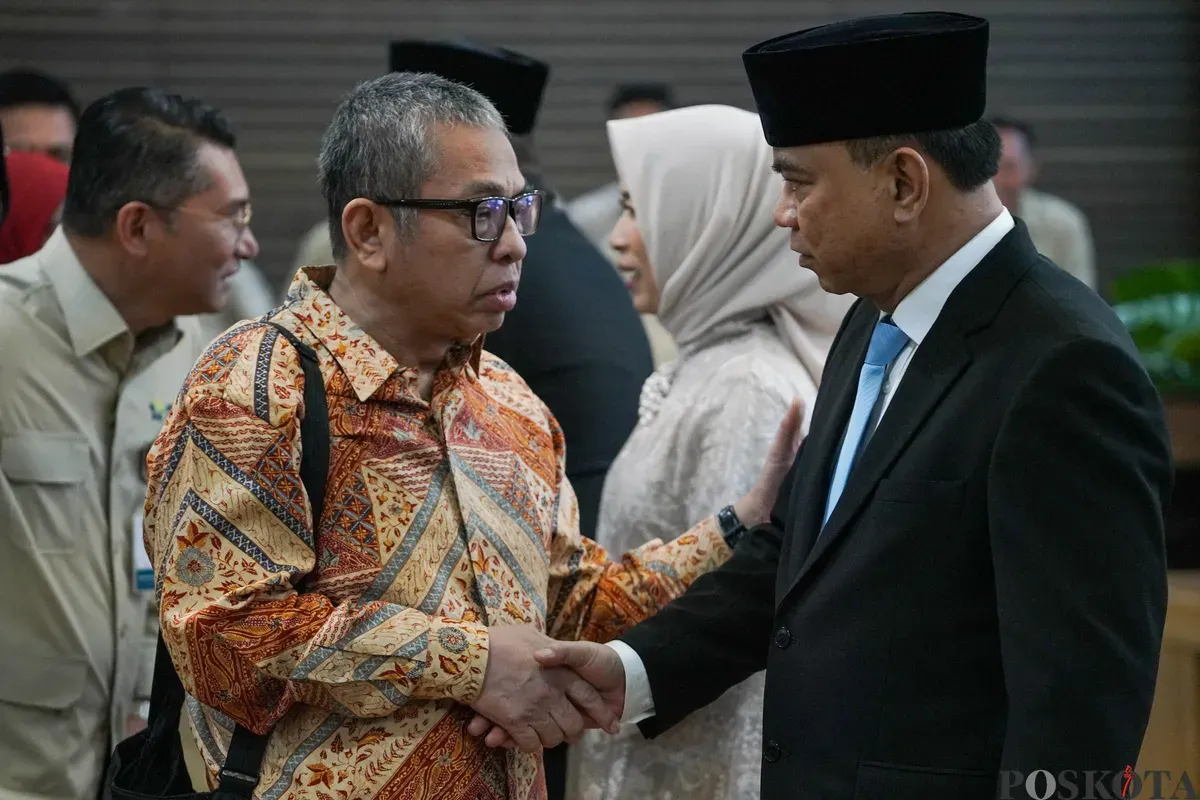 Menteri Koperasi dan Usaha Mikro Kecil Ferry Juliantono menadatangani berita acara serah terima jabatan dari pejabat lama Budi Arie Setiadi saat serah terima jabatan di Kemenkop, Jakarta, Selasa, 9 September 2025. (Sumber: Poskota/Bilal Nugraha Ginanjar)