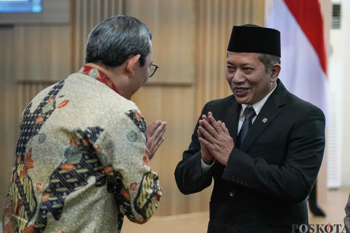 Menteri Koperasi dan Usaha Mikro Kecil Ferry Juliantono menadatangani berita acara serah terima jabatan dari pejabat lama Budi Arie Setiadi saat serah terima jabatan di Kemenkop, Jakarta, Selasa, 9 September 2025. (Sumber: Poskota/Bilal Nugraha Ginanjar)