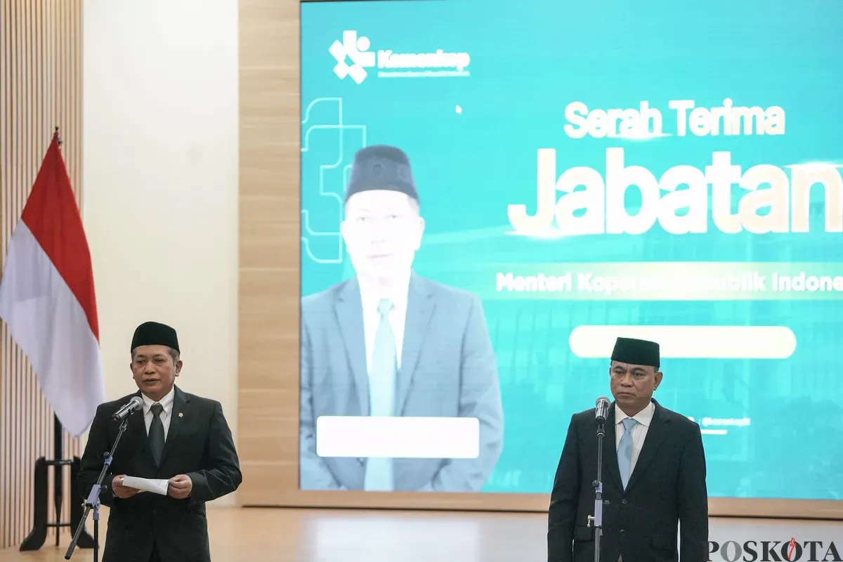 Menteri Koperasi dan Usaha Mikro Kecil Ferry Juliantono menadatangani berita acara serah terima jabatan dari pejabat lama Budi Arie Setiadi saat serah terima jabatan di Kemenkop, Jakarta, Selasa, 9 September 2025. (Sumber: Poskota/Bilal Nugraha Ginanjar)